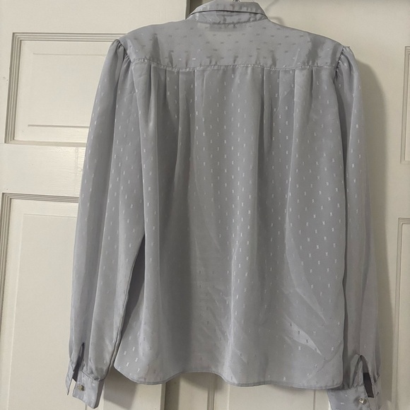 FEMININE DRESSY LIGHT GRAY WITH SHEEN BLOUSE AND IRIDESCENT WHITE BUTTONS SIZE 6 - Picture 7 of 11